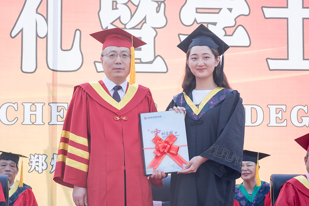 穆瑞杰代表学校接受纪念册