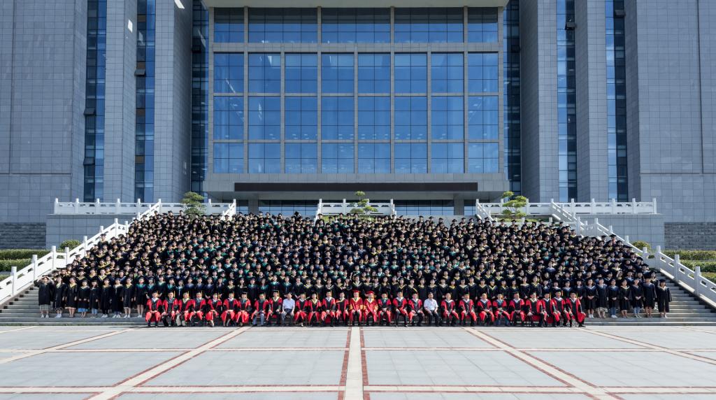 校领导与毕业生合影